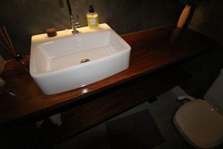 Casa de condomínio para alugar com 380m², 4 quartos e sem vagaLavabo