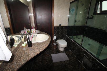 Casa de condomínio para alugar com 380m², 4 quartos e sem vagaBanheiro da Suíte 3