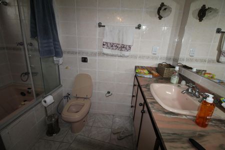 Casa de condomínio para alugar com 380m², 4 quartos e sem vagaBanheiro da Suíte 2