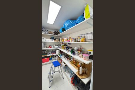 Apartamento à venda com 160m², 3 quartos e 3 vagas Apartamento à venda com 160m², 3 quartos e 3 vagasDespensa