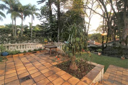 Casa à venda com 696m², 5 quartos e 2 vagas