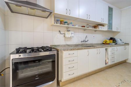 Casa de condomínio à venda com 329m², 4 quartos e 3 vagas