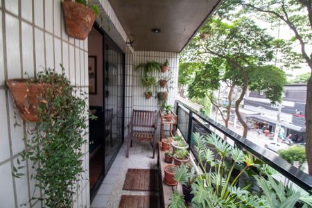 Apartamento à venda com 131m², 4 quartos e 2 vagas Apartamento à venda com 131m², 4 quartos e 2 vagasSacada