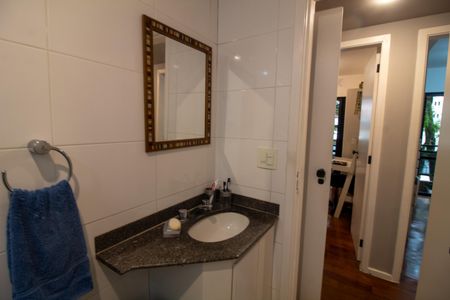 Apartamento à venda com 131m², 4 quartos e 2 vagas Apartamento à venda com 131m², 4 quartos e 2 vagasBanheiro Social