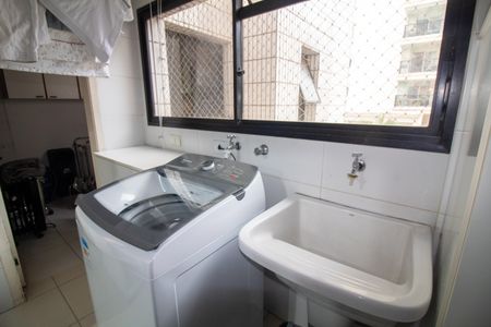 Apartamento à venda com 131m², 4 quartos e 2 vagas Apartamento à venda com 131m², 4 quartos e 2 vagasÁrea de Serviço