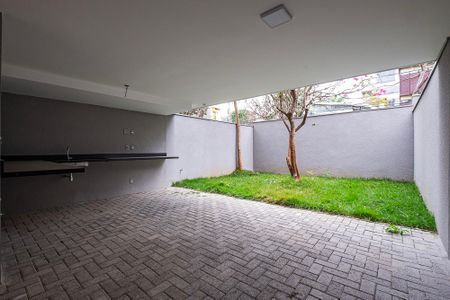 Casa de condomínio à venda com 225m², 3 quartos e 3 vagas Casa de condomínio à venda com 225m², 3 quartos e 3 vagasQuintal