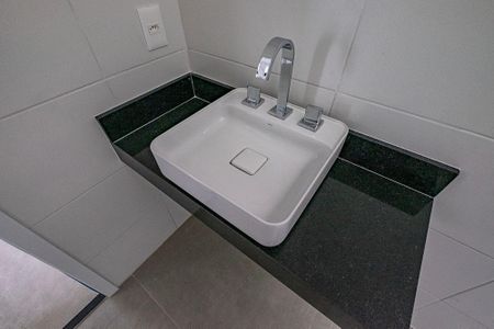 Casa de condomínio à venda com 225m², 3 quartos e 3 vagas Casa de condomínio à venda com 225m², 3 quartos e 3 vagasBanheiro Social