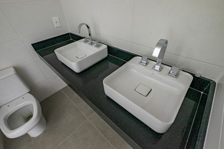 Casa de condomínio à venda com 225m², 3 quartos e 3 vagas Casa de condomínio à venda com 225m², 3 quartos e 3 vagasSuíte - Banheiro