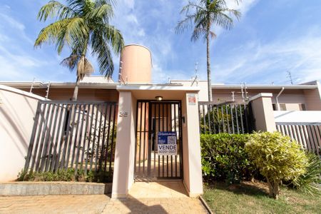 Casa para alugar com 390m², 5 quartos e 5 vagas Casa para alugar com 390m², 5 quartos e 5 vagasFachada