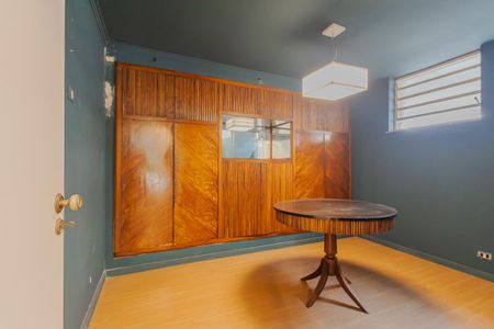 Casa à venda com 240m², 3 quartos e 2 vagasEscritório