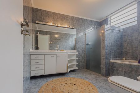 Casa à venda com 240m², 3 quartos e 2 vagasBanheiro