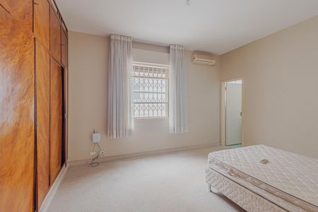 Casa à venda com 240m², 3 quartos e 2 vagasSuíte