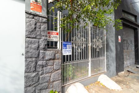 Casa à venda com 150m², 3 quartos e sem vaga Casa à venda com 150m², 3 quartos e sem vagaFachada