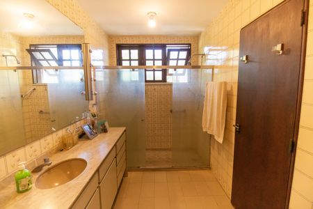 Casa de condomínio à venda com 1100m², 4 quartos e 4 vagas Casa de condomínio à venda com 1100m², 4 quartos e 4 vagasBanheiro da Suíte 2