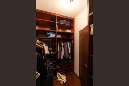 Casa de condomínio à venda com 1100m², 4 quartos e 4 vagas Casa de condomínio à venda com 1100m², 4 quartos e 4 vagasCloset da suíte 2