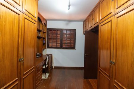 Casa de condomínio à venda com 1100m², 4 quartos e 4 vagas Casa de condomínio à venda com 1100m², 4 quartos e 4 vagasCloset da suíte 1