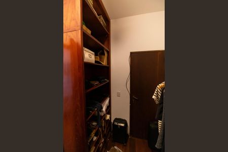 Casa de condomínio à venda com 1100m², 4 quartos e 4 vagas Casa de condomínio à venda com 1100m², 4 quartos e 4 vagasCloset da suíte 2