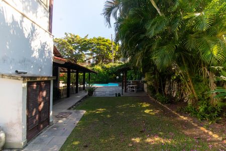 Casa de condomínio à venda com 1100m², 4 quartos e 4 vagas Casa de condomínio à venda com 1100m², 4 quartos e 4 vagasÁrea externa