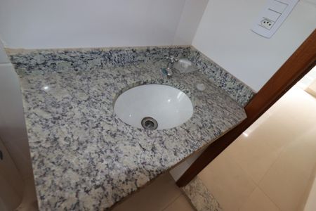 Apartamento à venda com 100m², 2 quartos e 2 vagasBanheiro da Suíte - Pia