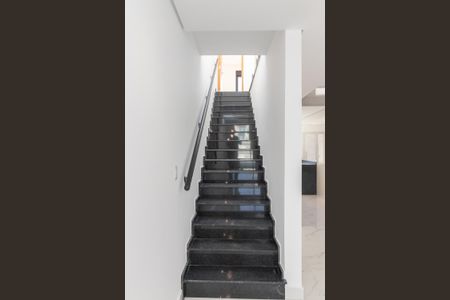 Casa à venda com 200m², 3 quartos e 2 vagasEscada na Sala