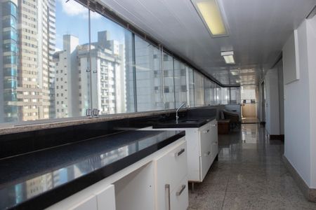 Apartamento para alugar com 430m², 5 quartos e 2 vagas Apartamento para alugar com 430m², 5 quartos e 2 vagasCozinha