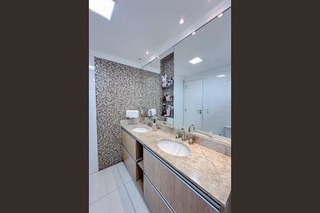 Apartamento à venda com 210m², 3 quartos e 3 vagasBanheiro da Suíte 1