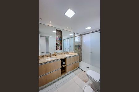 Apartamento à venda com 210m², 3 quartos e 3 vagasBanheiro da Suíte 1