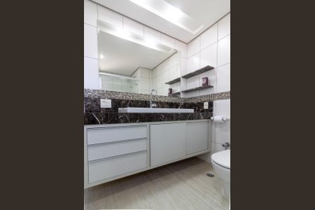 Apartamento à venda com 236m², 3 quartos e 4 vagas Apartamento à venda com 236m², 3 quartos e 4 vagasBanheiro da Suíte 1