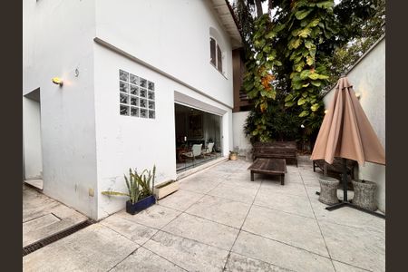 Casa à venda com 200m², 3 quartos e 2 vagas Casa à venda com 200m², 3 quartos e 2 vagasEntrada