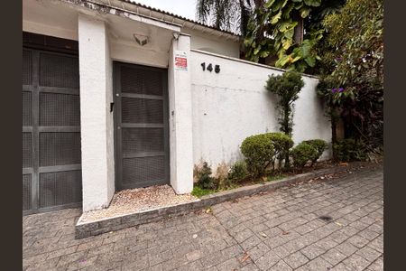 Casa à venda com 200m², 3 quartos e 2 vagas Casa à venda com 200m², 3 quartos e 2 vagasFachada