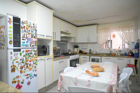 Casa à venda com 250m², 3 quartos e 2 vagasCozinha