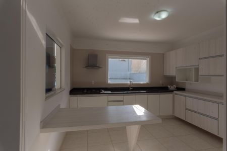 Casa de condomínio para alugar com 250m², 4 quartos e 2 vagas Casa de condomínio para alugar com 250m², 4 quartos e 2 vagasCozinha