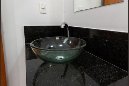 Casa de condomínio para alugar com 250m², 4 quartos e 2 vagas Casa de condomínio para alugar com 250m², 4 quartos e 2 vagasBanheiro da Suíte 1