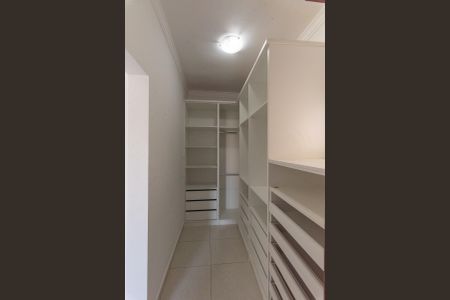 Casa de condomínio para alugar com 250m², 4 quartos e 2 vagas Casa de condomínio para alugar com 250m², 4 quartos e 2 vagasCloset da Suíte 4