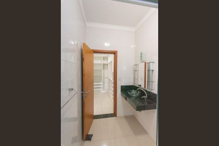 Casa de condomínio para alugar com 250m², 4 quartos e 2 vagas Casa de condomínio para alugar com 250m², 4 quartos e 2 vagasBanheiro da Suíte 4