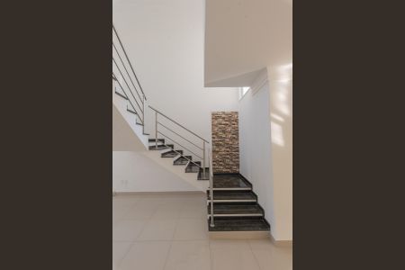 Casa de condomínio para alugar com 250m², 4 quartos e 2 vagas Casa de condomínio para alugar com 250m², 4 quartos e 2 vagasEscada da Sala