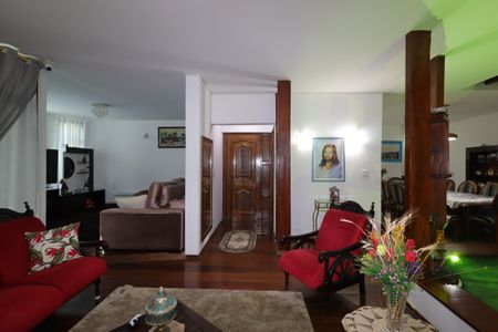 Casa à venda com 328m², 4 quartos e 4 vagasSala de Estar