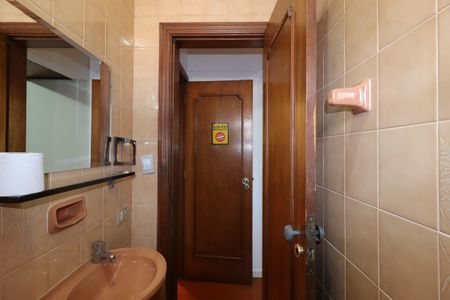 Casa à venda com 328m², 4 quartos e 4 vagasBanheiro da Suíte 2