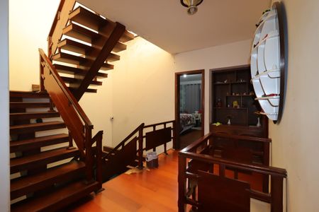 Casa à venda com 328m², 4 quartos e 4 vagasEscada