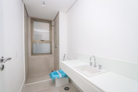 Apartamento à venda com 237m², 3 quartos e 3 vagas Apartamento à venda com 237m², 3 quartos e 3 vagasBanheiro da Suite 2