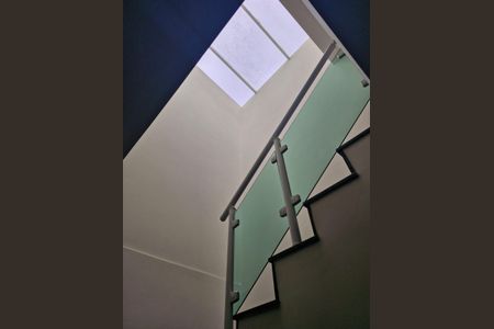 Casa à venda com 90m², 2 quartos e 2 vagas Casa à venda com 90m², 2 quartos e 2 vagasEscada