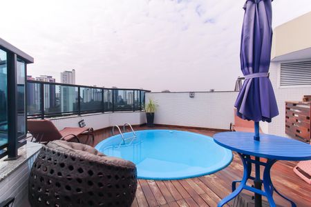 Apartamento à venda com 180m², 3 quartos e 4 vagas Apartamento à venda com 180m², 3 quartos e 4 vagasÁrea comum - Piscina