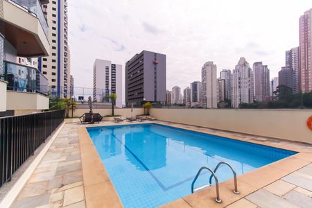 Apartamento à venda com 180m², 3 quartos e 4 vagas Apartamento à venda com 180m², 3 quartos e 4 vagasÁrea comum - Piscina