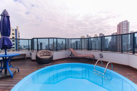 Apartamento à venda com 180m², 3 quartos e 4 vagas Apartamento à venda com 180m², 3 quartos e 4 vagasÁrea comum - Piscina