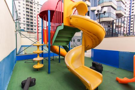 Apartamento à venda com 180m², 3 quartos e 4 vagas Apartamento à venda com 180m², 3 quartos e 4 vagasÁrea comum - Playground