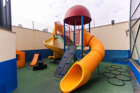 Apartamento à venda com 180m², 3 quartos e 4 vagas Apartamento à venda com 180m², 3 quartos e 4 vagasÁrea comum - Playground