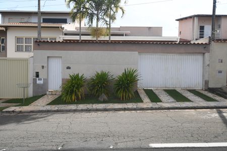 Casa à venda com 160m², 3 quartos e 4 vagasFachada
