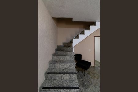 Casa à venda com 145m², 3 quartos e 1 vaga Casa à venda com 145m², 3 quartos e 1 vagaEscada