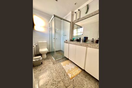 Apartamento à venda com 320m², 5 quartos e 4 vagas Apartamento à venda com 320m², 5 quartos e 4 vagasBanheiro da Suíte 1