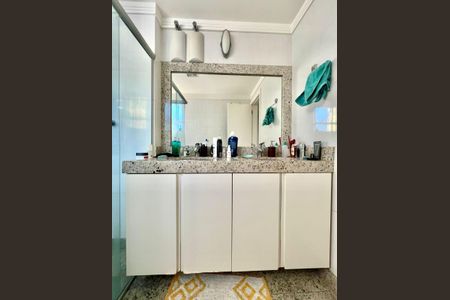 Apartamento à venda com 320m², 5 quartos e 4 vagas Apartamento à venda com 320m², 5 quartos e 4 vagasBanheiro da Suíte 1